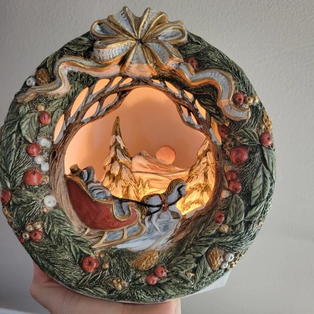Vintage Lighted Christmas Wreath Scene Resin Holiday Decor Plug‎ In 7.5W Works